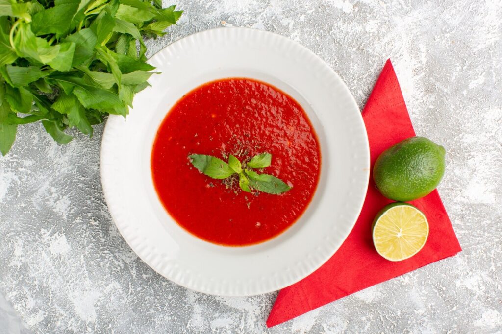 Disfruta de una deliciosa y saludable sopa fría de sandía o melón